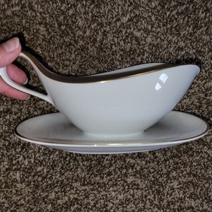 Heinrich Bavaria SELB Porcelain Gravy Boat Attached Plate